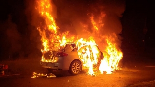 "28 mall"un qarşısında avtomobil yandı - VİDEO 