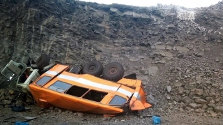 Yük avtomobili uçuruma yuvarlandı: 3-ü ağır, 11 yaralı 