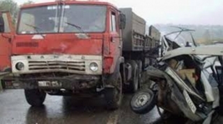 Masallıda minik avtomobili “KamAZ”la toqquşub, yaralanan var 