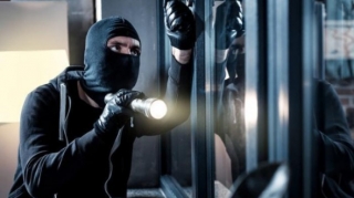 Keçmiş məhkum məktəbdən oğurluq etdi 