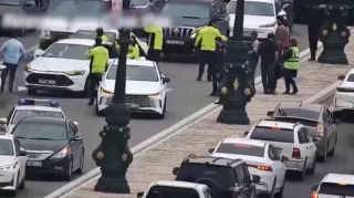 Bakıda özünü maşının qabağına atan piyada belə vuruldu - DYP xəstəxanaya çatdırdı - VİDEO 