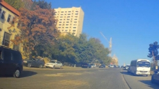 Bu küçədə acınacaqlı durum yaranıb; yolu qazıb gediblər  - Sakinlər və sürücülər etiraz edir  - VİDEO