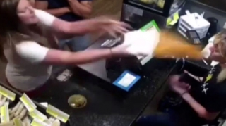 Qaynar şorbanı kassirin üzünə tökdü - VİDEO 