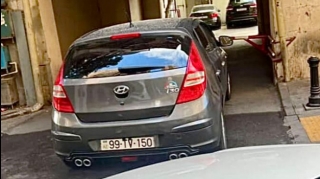 Maşını məhəllənin girişində park edən sürücü sakinlərin hərəkətini məhdudlaşdırdı   - FOTO