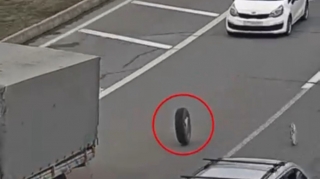 Bakıda yük avtomobilinin təkərləri yerindən çıxdı; Təhlükəli anlar - VİDEO 