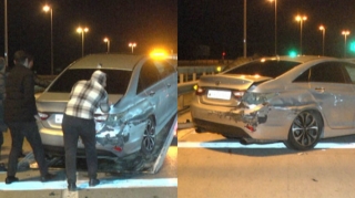 В Баку автомобиль врезался в железное ограждение  - ФОТО