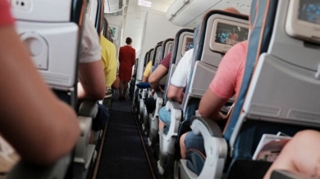 Стюардессы заставили пассажирку переодеться из-за надписи на штанах
