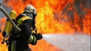 Bakıda bir-birinə bitişik iki ev yanıb