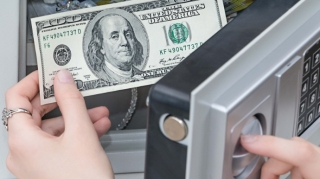 Bakıda xadimə işlədiyi evdən 45 min manat  oğurladı