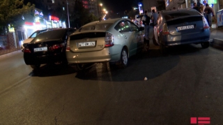 Bakıda üç avtomobilin iştirakı ilə qəza baş verib  - VİDEO