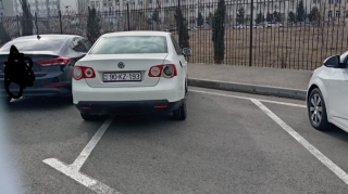 Parklanma qaydasını pozan sürücü iki maşınlıq yeri zəbt etdi - 90-KZ-193   - FOTO