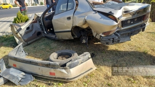 Naxçıvanda avtomobil bordürə dəyərək aşdı  - FOTO