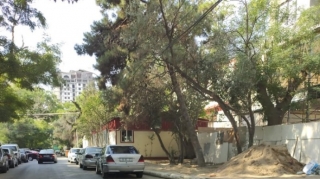 Bakının mərkəzində biabırçı vəziyyət:  Səkini tam zəbt edərək restoran tikiblər – FOTOLAR 