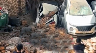 Gəncədə hasar uçdu - Maşınlar əzildi - VİDEO 