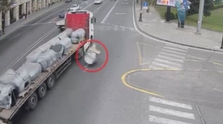 В Баку упавшая с грузовика бочка чуть не привела к трагедии - ВИДЕО