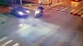 Qırmızıdan keçən 15 yaşlı sürücü ağır qəza törətdi - VİDEO 