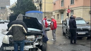 Bakıda “Prius” təzə alınmış “RAV 4”lə toqquşdu  - FOTO