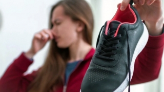 Ayaqqabıdan gələn qoxudan 1 məhsulla qurtulun 