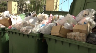  Üstündə dava salınan çörəklər zibil yeşiklərində   - VİDEO