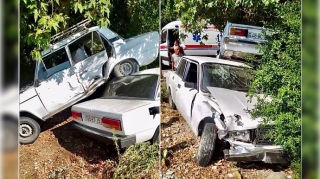 Şəkidə qeyri-adi qəza: “VAZ"lardan biri digərinin üzərinə çıxdı   - VİDEO