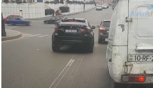 "Protiv" gedib qırmızıda keçmək bu sürücü üçün qayda pozuntusu deyil? - VİDEO