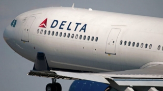 Qəribə hadisə: Sərnişin təyyarə havada olarkən pilotların kabinetinə girməyə çalışdı  - VİDEO