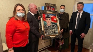 Qənirə Paşayeva qəhrəman şəhidimizin ailəsi ilə görüşüb.  - FOTO