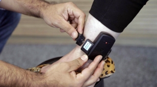 Qonşusunu döyən beş uşaq anasına elektron qolbaq tətbiq olundu 