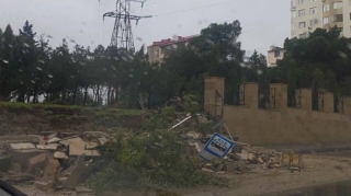 Qarayevdə hasar dayanacağın üzərinə aşdı 