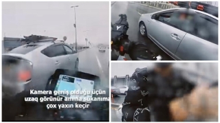 Sürücülər arasında mübahisə: Özündən çıxan moto sürücü “Prius”a yaxınlaşıb..   - VİDEO