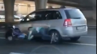 Uşaq arabasıyla yolu keçdi, avtomobilin altında qaldı - ŞOK VİDEO 