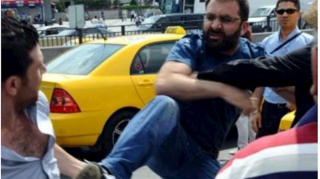 Taksi sürücüsü ona yol verməyən şəxsin boynunu sındırdı 