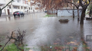 Lənkəranda yağışdan sonra mərkəzi küçələri su basdı, ərazi keçilməz oldu  - FOTO