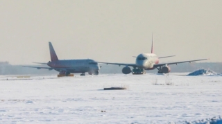 Göyərtəsində 335 sərnişinin olduğu təyyarə texniki nasazlıqla üzləşdi 