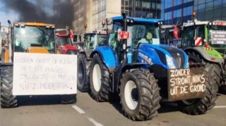 Minlərlə traktor Brüsselin mərkəzini bağladı - VİDEO 