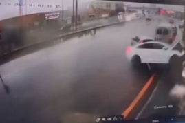 Bakıda idarəetməni itirən sürücü ağır qəzaya düşdü - ANBAAN VİDEO 