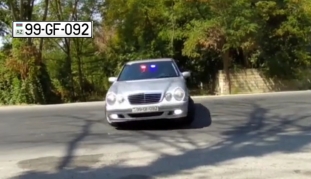 "Avtoş" sürücü maşına polis "miqalkası" qoyub 200-lə sürdü  - VİDEO