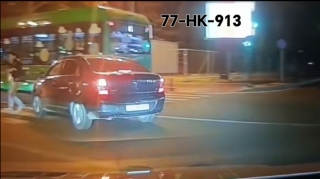 В Баку автомобиль едва не сбил пешехода - ВИДЕО 