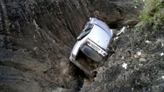 Yardımlıda avtomobil dərəyə aşıb, ölən və yaralananlar var 