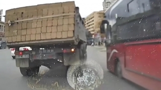 Bakıda sərnişin avtobusu ağır qəzadan son anda qurtuldu - VİDEO