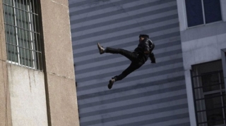 Bakıda yeniyetmə özünü binadan atdı: məktubda yazıb ki... 