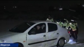 Abşeronun yol polisləri buzlu havada təhlükəsizliyi belə təmin etdi - VİDEO