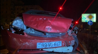 "Mercedes" qırmızı işıqda keçdi, "Toyota"ya çırpıldı   - FOTO - VİDEO