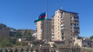 Mais Bərxudarov Şuşada Azərbaycan bayrağını qaldırdı - VİDEO 