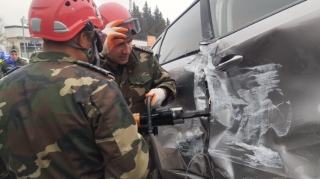 Спасатели МЧС вызволили женщину из искореженного автомобиля после серьезного ДТП в Хачмазе - ВИДЕО