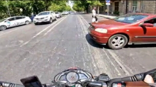 Yolayrıcına girən sürücü motosikletə çırpıldı  - VİDEO
