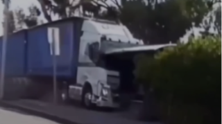 TIR sürücüsündən dəhşətli qəza: svetofora, işıq dirəyinə və dayanacağa çırpıdı  - VİDEO