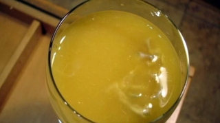 Жители Баку жалуются на примеси в соках - ВИДЕО