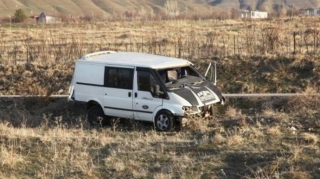 Mühacirləri daşıyan mikroavtobus aşıb, 4 nəfər ölüb, 25 nəfər yaralanıb   - FOTO