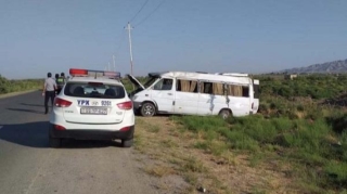 Fəhlələri daşıyan mikroavtobus avtomobillə toqquşub: Xəsarət alanlardan biri uşaqdır 